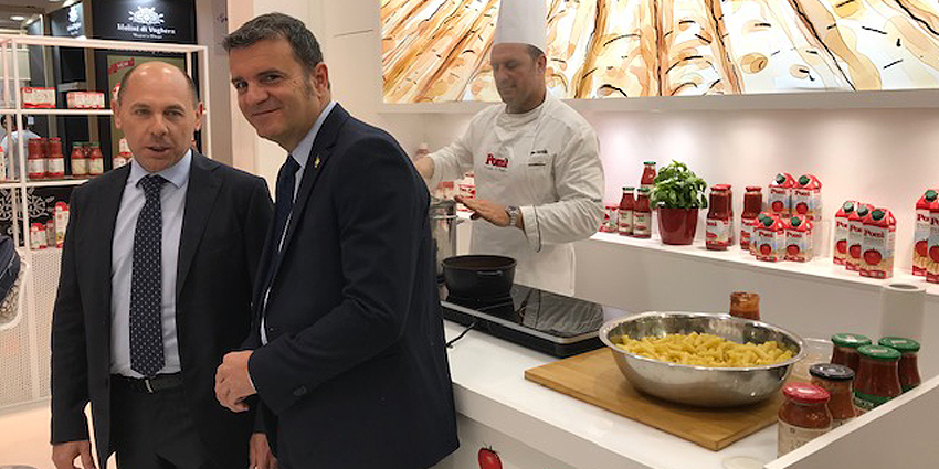 Il Ministro Centinaio in visita allo stand del Consorzio Casalasco del Pomodoro al TuttoFood di Milano